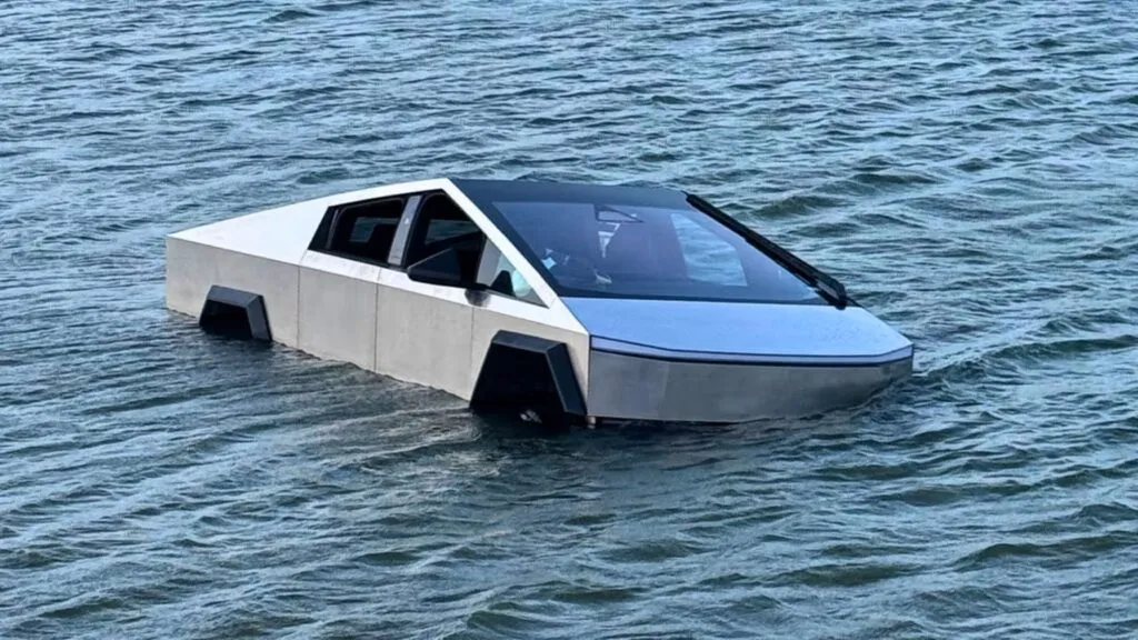 Cybertruck parcialmente sumergido en un lago durante operativo de rescate en Texas