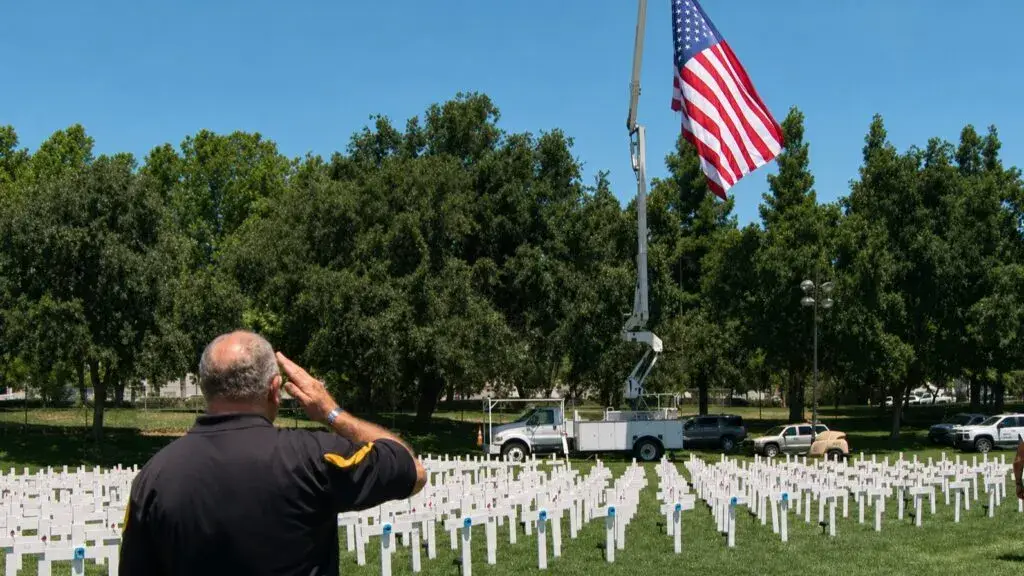 Familias y personas realizando compras y actividades durante Memorial Day en Houston