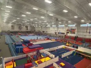 Atletas entrenando en un gimnasio olímpico en Houston especializado en gimnasia artística de alto rendimiento