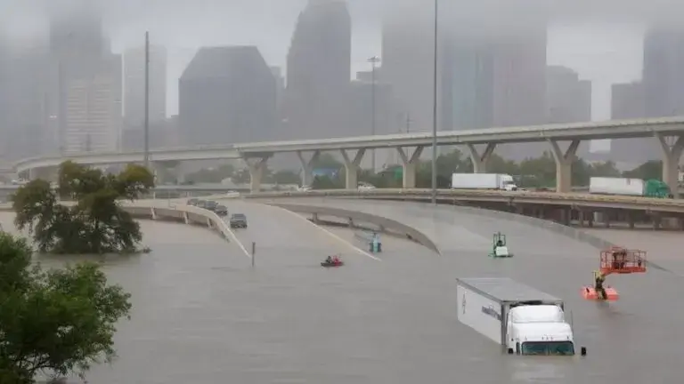 Lluvias en Houston con tormentas intensas y calles mojadas en la ciudad texana