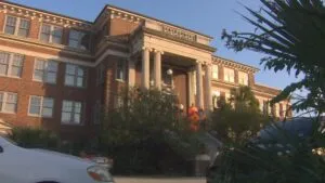 Lugares embrujados de Houston con edificio histórico oscuro y ambiente paranormal nocturno
