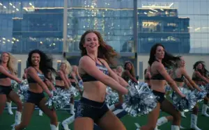 Escuela para Sweethearts en Houston con bailarinas entrenando estilo NFL profesional