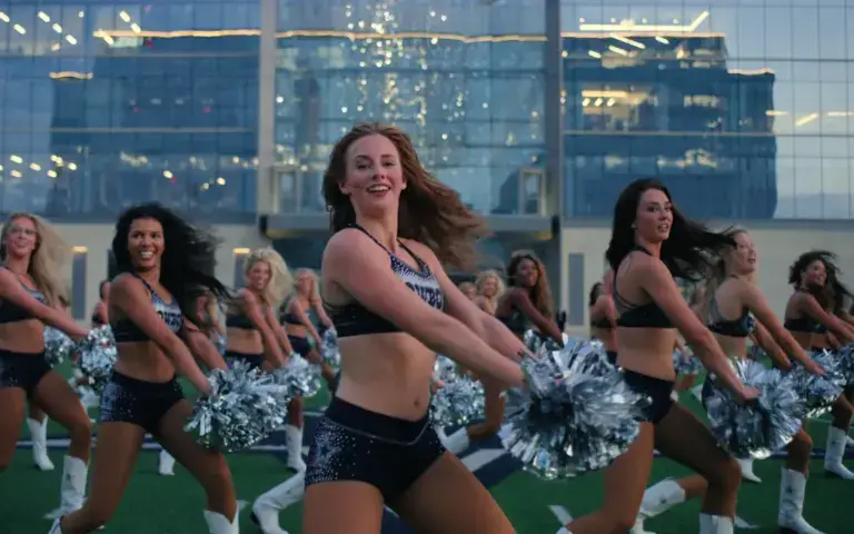 Escuela para Sweethearts en Houston con bailarinas entrenando estilo NFL profesional