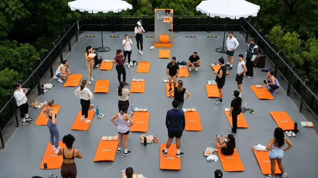 Sebastián Yatra durante convivencia wellness organizada por Laué Frizzante en Ciudad de México