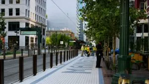 Main Street Promenade transforma el centro de Houston con espacios peatonales y áreas verdes