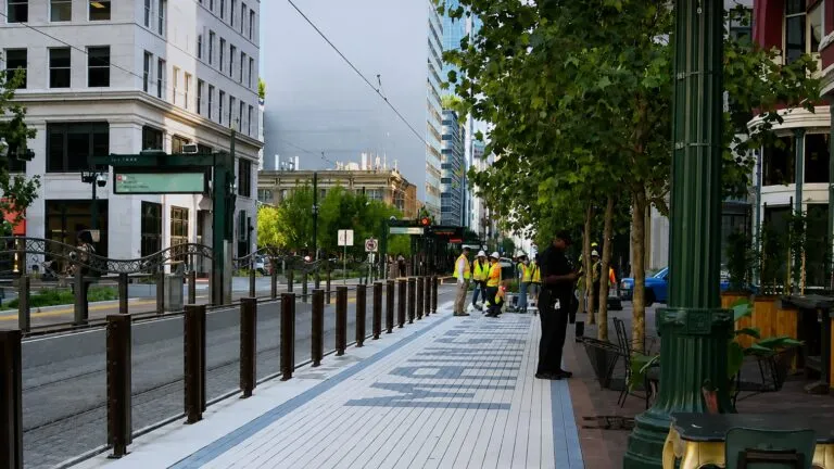 Main Street Promenade transforma el centro de Houston con espacios peatonales y áreas verdes