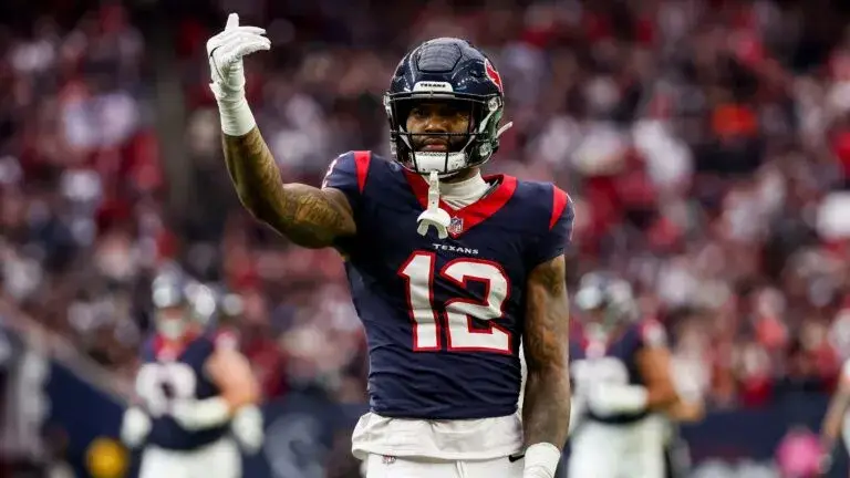 Nico Collins celebra con Texans tras recibir aumento millonario en la NFL