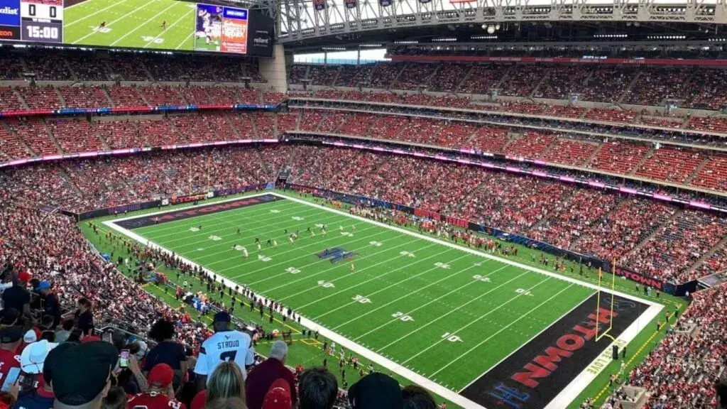 NRG Stadium con instalación de césped natural y preparación para partidos del Mundial 2026