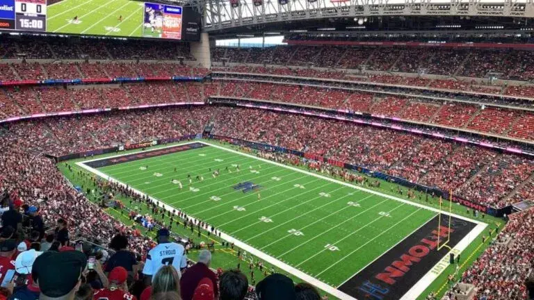 NRG Stadium con instalación de césped natural y preparación para partidos del Mundial 2026