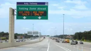 uso de peajes en Harris County con carreteras y tráfico urbano reflejando debate sobre gasto público