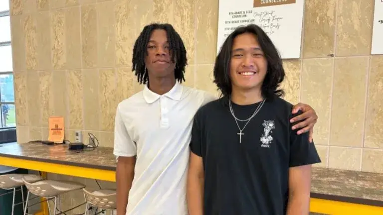 estudiantes de HISD con programas dual credit y associate degree durante graduación escolar