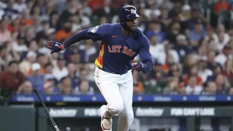 Yordan Álvarez conectando jonrón con Astros en victoria ante Orioles con ofensiva dominante