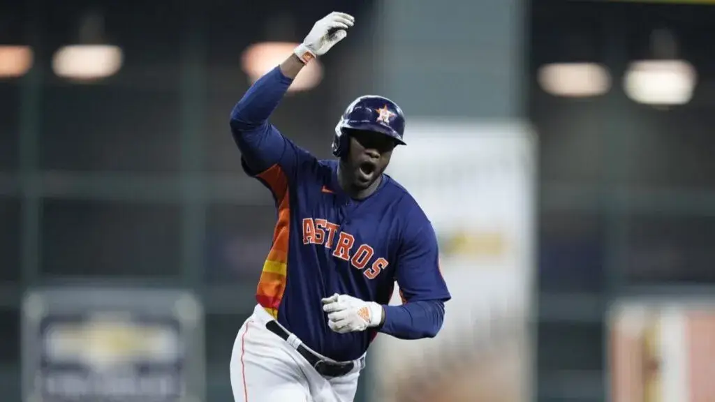 Yordan Álvarez durante partido de Astros tras ganar disputa legal millonaria