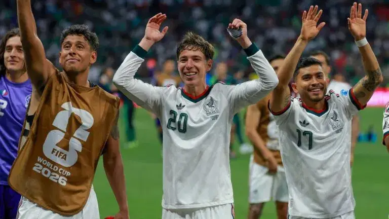 Jugadores de México celebran la clasificación perfecta en la fase de grupos del Mundial 2026
