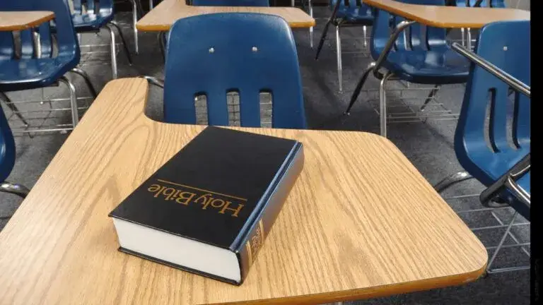 Libros escolares junto a una Biblia en un salón de clases de Texas