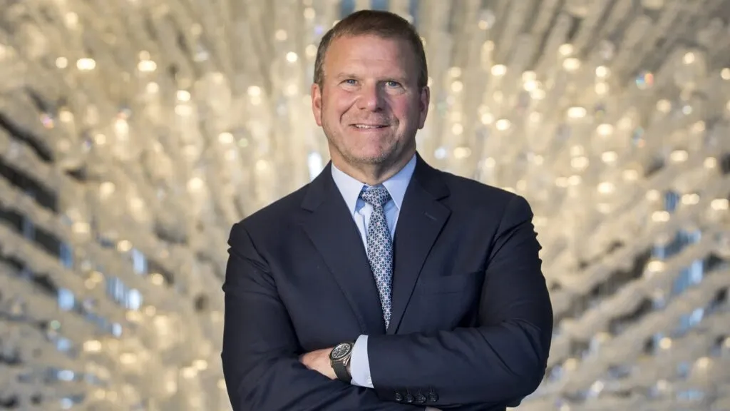 Tilman Fertitta lidera adquisición multimillonaria de Caesars Entertainment