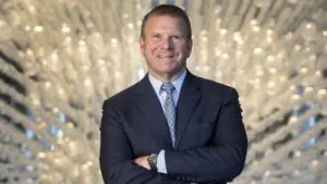 Tilman Fertitta lidera adquisición multimillonaria de Caesars Entertainment