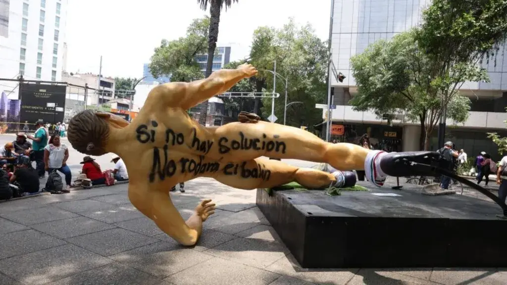 Manifestación de la CNTE frente a instalación relacionada con el Mundial 2026 en Ciudad de México