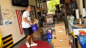 Voluntarios organizan donaciones para enviar ayuda humanitaria tras los terremotos ocurridos en Venezuela