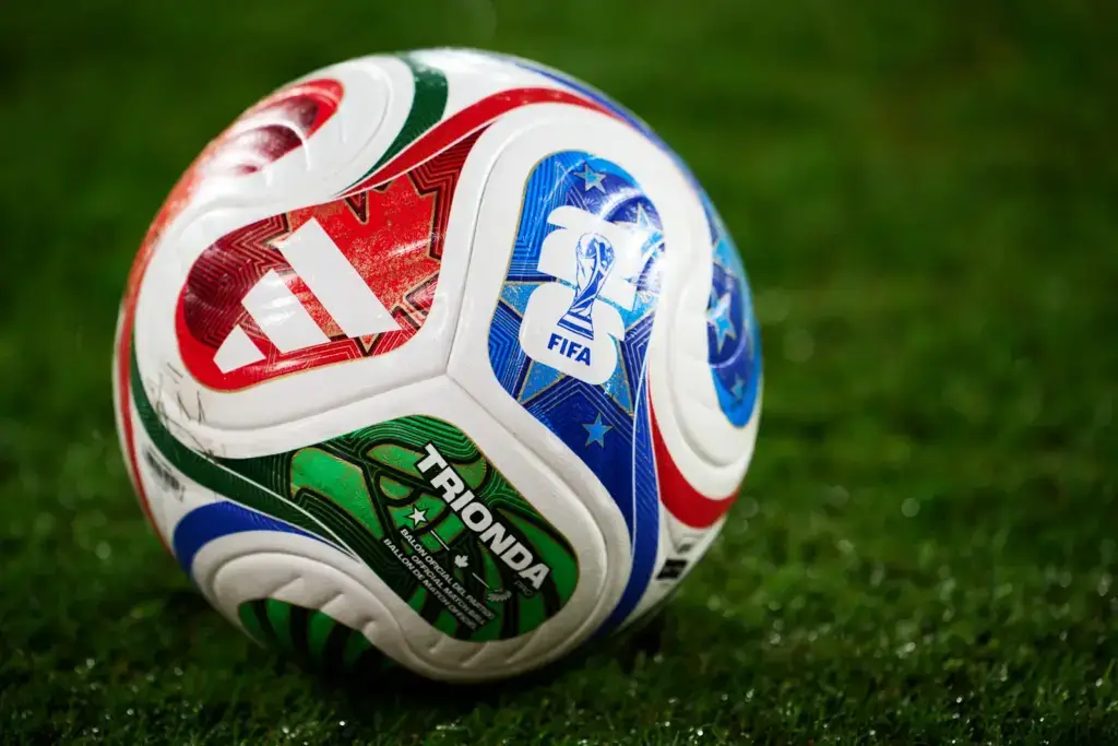 Balón Trionda del Mundial 2026 exhibido en una tienda deportiva de Houston