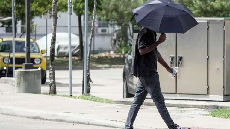 Cooling centers en Houston ofrecen refugio con aire acondicionado durante el calor extremo en Texas
