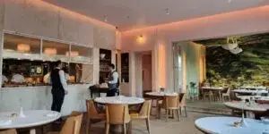 Restaurante exclusivo de Houston con menú degustación y ambiente de alta cocina
