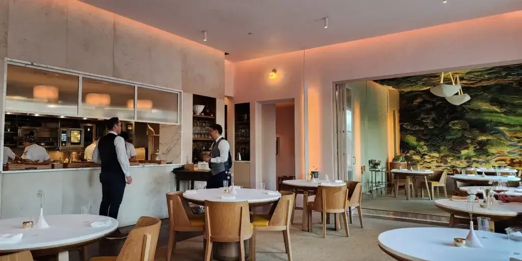 Restaurante exclusivo de Houston con menú degustación y ambiente de alta cocina
