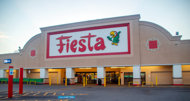 Salsas mexicanas en Houston exhibidas en una tienda especializada de productos latinos