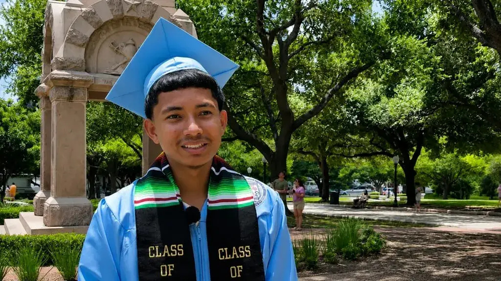 Luis Fernando Cabrera recibe su diploma tras superar un proceso migratorio en Texas