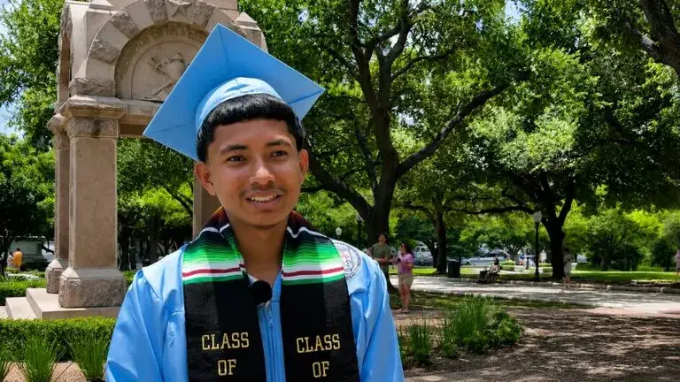 Luis Fernando Cabrera recibe su diploma tras superar un proceso migratorio en Texas