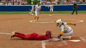 Partido de softball entre Texas Tech y Tennessee termina rodeado de controversia