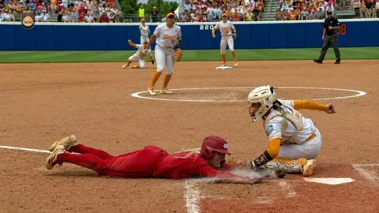 Partido de softball entre Texas Tech y Tennessee termina rodeado de controversia