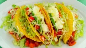 Comparación entre tacos americanos y tacos mexicanos con ingredientes tradicionales y modernos