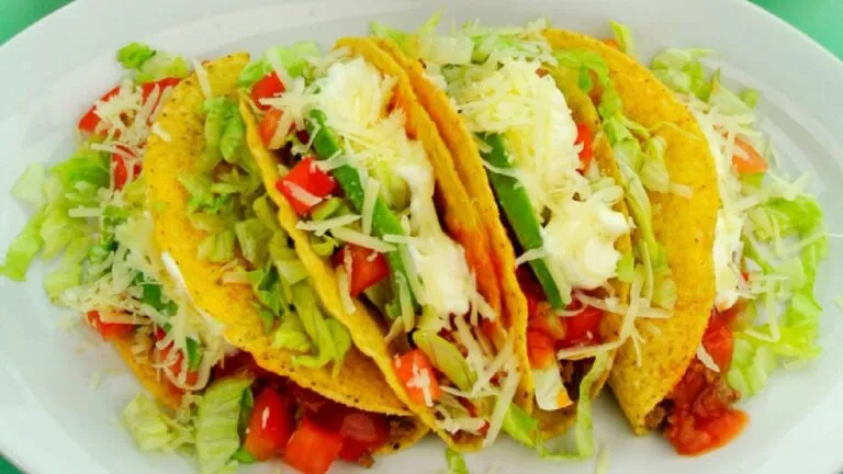Comparación entre tacos americanos y tacos mexicanos con ingredientes tradicionales y modernos