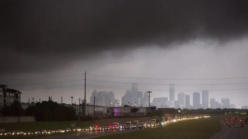 Tormenta tropical amenaza Texas con lluvias intensas e inundaciones repentinas
