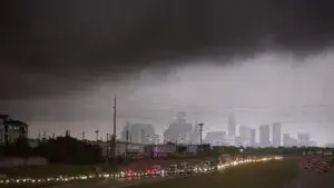Tormenta tropical amenaza Texas con lluvias intensas e inundaciones repentinas