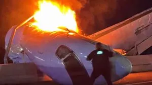 Equipos de emergencia atienden accidente de avioneta en una autopista de Texas