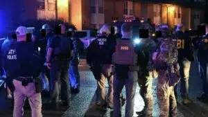 Agentes federales inspeccionan una camioneta durante un operativo en Houston.