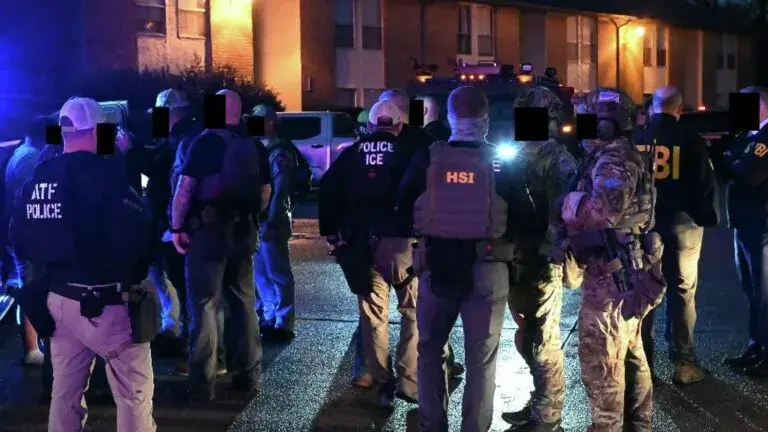 Agentes federales inspeccionan una camioneta durante un operativo en Houston.