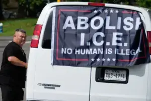 Instalaciones de una oficina del ICE en Houston con patrullas y agentes en el exterior.