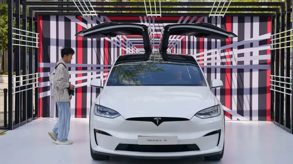 Accidente en Katy involucra a un conductor de Tesla acusado de homicidio involuntario tras una muerte.