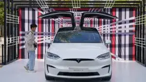 Accidente en Katy involucra a un conductor de Tesla acusado de homicidio involuntario tras una muerte.