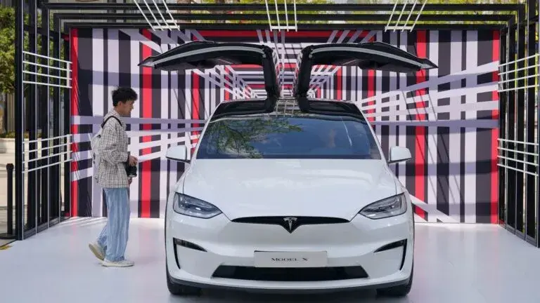 Accidente en Katy involucra a un conductor de Tesla acusado de homicidio involuntario tras una muerte.
