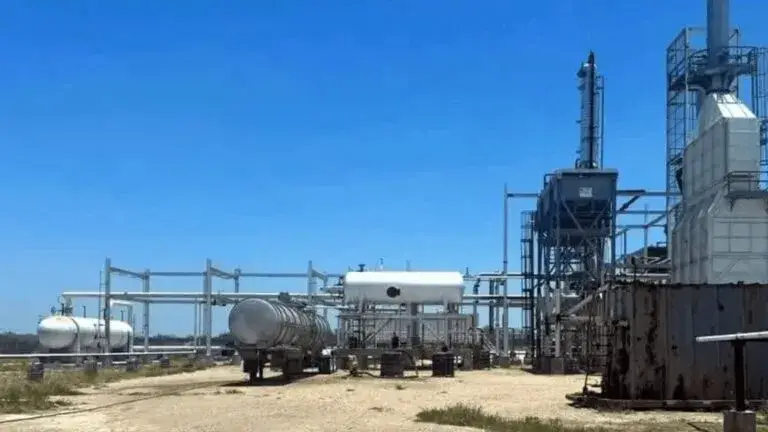 Refinería clandestina asegurada por autoridades mexicanas en Reynosa