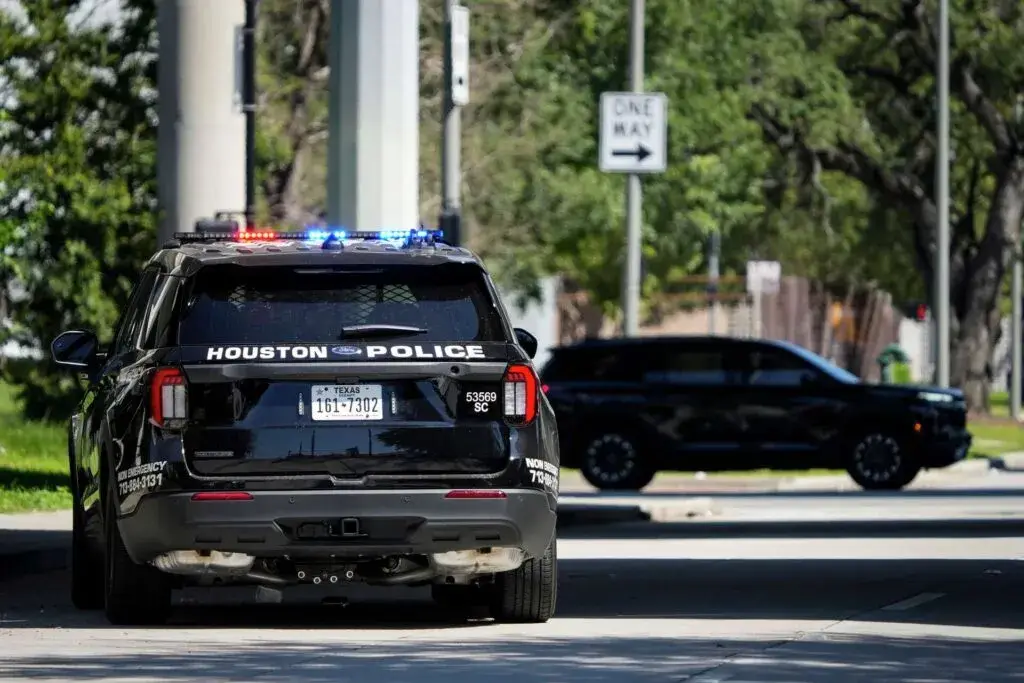 ICE detuvo en Houston a un estudiante internacional relacionado con un caso de permanencia migratoria vencida.