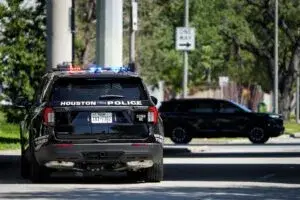 ICE detuvo en Houston a un estudiante internacional relacionado con un caso de permanencia migratoria vencida.
