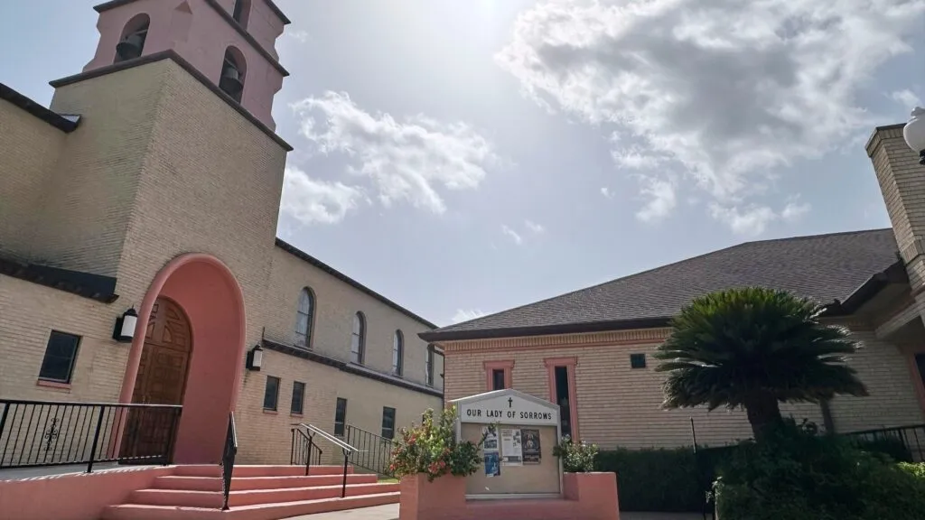 Monja camina junto a integrantes de la Iglesia tras ser liberada por ICE en el sur de Texas