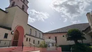 Monja camina junto a integrantes de la Iglesia tras ser liberada por ICE en el sur de Texas