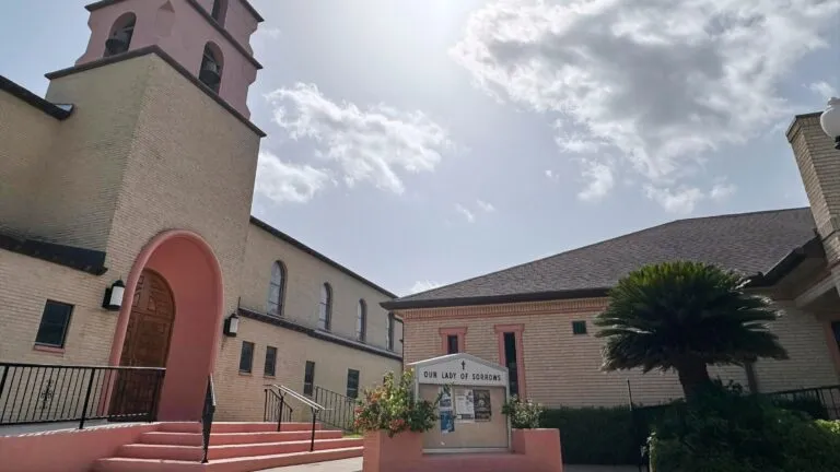 Monja camina junto a integrantes de la Iglesia tras ser liberada por ICE en el sur de Texas