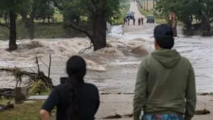 Dos muertos y más de 230 rescates por inundaciones en Texas
